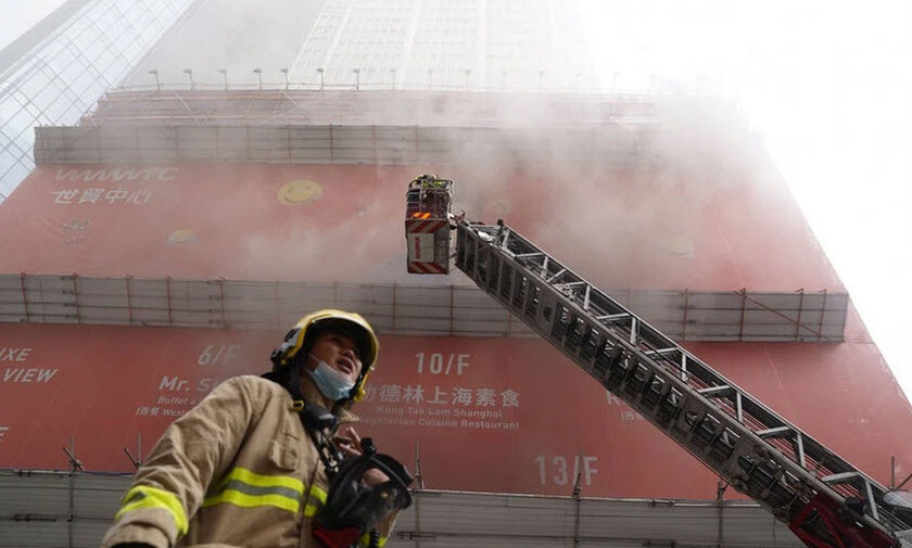 LIVE - Χονγκ Κονγκ: Πανικός στο Παγκόσμιο Κέντρο Εμπορίου από πυρκαγιά – Εκατοντάδες εγκλωβισμένοι 