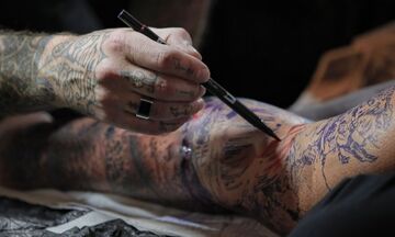 Τέλος από σήμερα (4/1) τα τατουάζ με έγχρωμα μελάνια