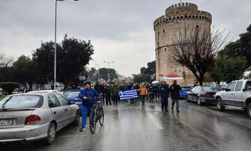 Πορεία αντιεμβολιαστών στη Θεσσαλονίκη: «Είμαστε όλοι Τζόκοβιτς» (vid)