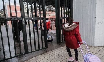 Άνοιγμα σχολείων: Επιστροφή στα θρανία με απουσίες και τεστ