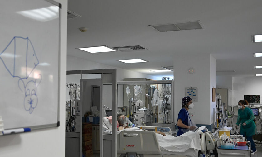 Διασωληνώθηκε ο πρώτος ασθενής με παραλλαγή Όμικρον στην Ελλάδα – Έχει υποκείμενο νόσημα