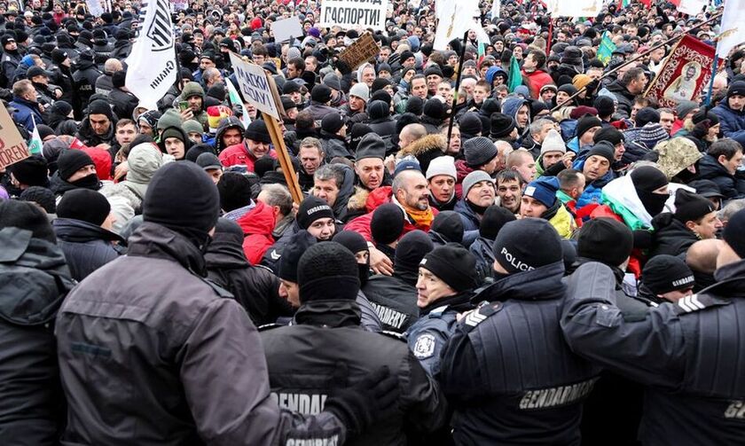 Βουλγαρία: Διαδηλωτές κατά των μέτρων προσπάθησαν να εισβάλλουν στην Βουλή