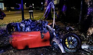 Τροχαίο στη Βούλα: Η στιγμή που η σύζυγος του Μονογυιού βγαίνει από τη φλεγόμενη Ferrari (vid)