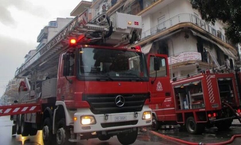 Κυψέλη: Φωτιά σε διαμέρισμα - Απεγκλώβισαν ηλικιωμένο χωρίς τις αισθήσεις του (vid)