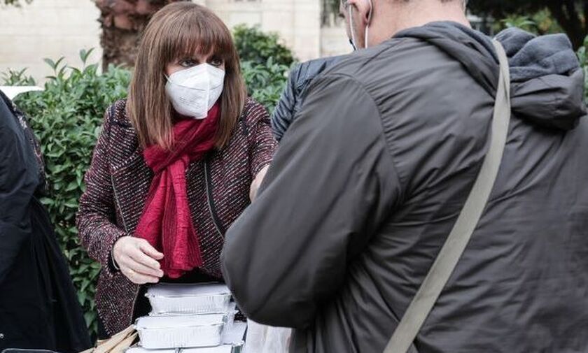 Σακελλαροπούλου: Μοίρασε φαγητό σε αστέγους στο λιμάνι του Πειραιά