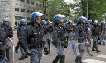 Ιταλία: Η αστυνομία διαμαρτύρεται για τις ροζ προστατευτικές μάσκες!