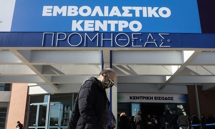 «Τρέχουν» τα πρόστιμα για ανεμβολίαστους 60 και άνω - Τι θα γίνει με την εστίαση 