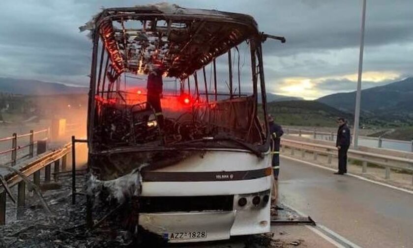 Αχαΐα: Σχολικό λεωφορείο τυλίχθηκε στις φλόγες λίγο πριν παραλάβει μαθητές