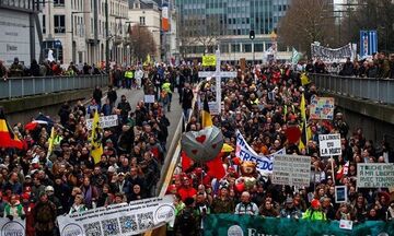 Βρυξέλλες: 50.000 διαδηλωτές κατά των μέτρων για την πανδημία