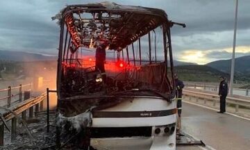 Φωτιά σε τουριστικό λεωφορείο στη Μαλεσίνα