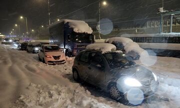 Κακοκαιρία Ελπίδα: Συνεχίζεται η επιχείρηση απεγκλωβισμού των οδηγών στην Αττική Οδό