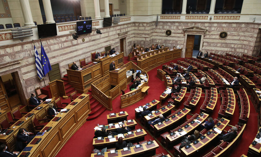 Βουλή: Σε κλίμα πόλωσης η συζήτηση για την πρόταση μομφής