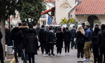 Κηδεία 19χρονου Άλκη: «Αφήστε με! Αφήστε με να πάω μαζί του» 