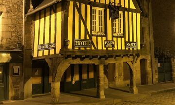 Ντινάν: Το παραμυθένιο χωριό στη Βρετάνη της Γαλλίας