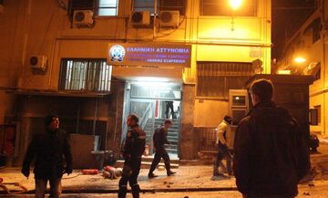 Εξάρχεια: Επίθεση με μολότοφ στο αστυνομικό τμήμα 