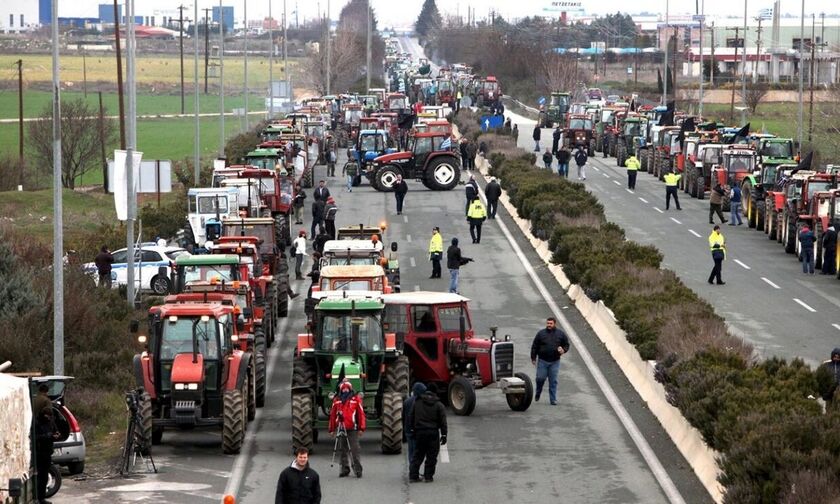 Θεσσαλονίκη: Στις πλατείες χωριών ετοιμάζονται να κατεβάσουν τα τρακτέρ τους οι αγρότες