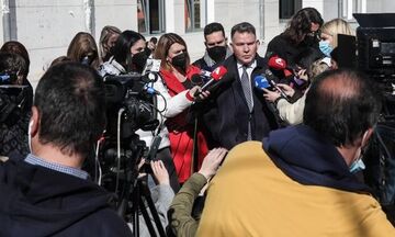 Δίκη Λιγνάδη: Αποδοκίμασαν τον Κούγια έξω από το δικαστήριο - Τον έλουσαν με νερό