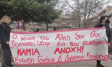 «Ο φόνος του Άλκη δε θα ξεχαστεί» – Διαμαρτυρία γονέων και μαθητών στο σημείο της δολοφονίας