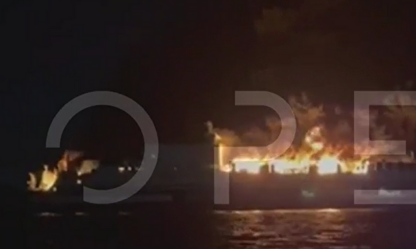Φωτιά σε πλοίο με 237 επιβάτες - Ζήτησε εγκατάλειψη ο πλοίαρχος (vid)