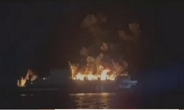 Παραδομένο στις φλόγες το πλοίο - Όλοι έχουν επιβιβαστεί σε διασωστικές λέμβους (vid)