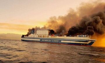 Αγωνία: Δύο εγκλωβισμένοι στο γκαράζ του πλοίου που φλέγεται -Έκκληση για βοήθεια από οδηγό (vid)