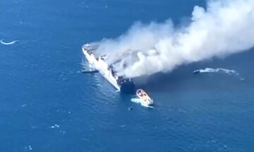 Φωτιά σε πλοίο στην Κέρκυρα: Αίσιο τέλος για τους δύο εγκλωβισμένους στο φλεγόμενο πλοίο