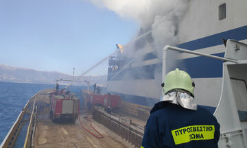 Φωτιά σε πλοίο στην Κέρκυρα: Ολονύχτια μάχη για τον εντοπισμό των αγνοουμένων