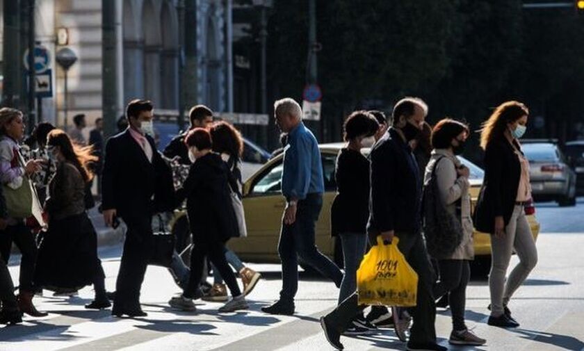 Κατάργηση μάσκας σε εξωτερικούς χώρους θέλει η κυβέρνηση