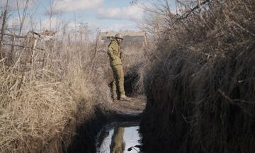 Ουκρανία: Ένας στρατιώτης νεκρός και έξι τραυματίες από βομβαρδισμούς