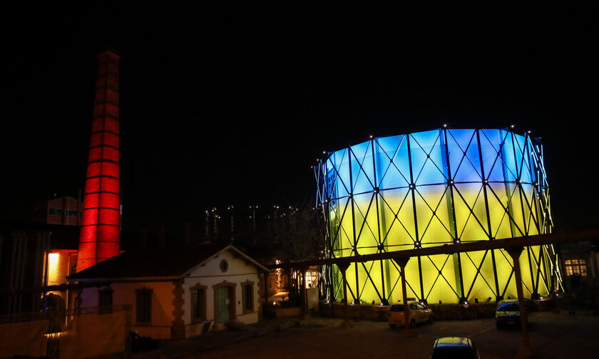 Στα χρώματα της σημαίας της Ουκρανίας το σιντριβάνι της Ομόνοιας και το κτίριο της Τεχνόπολης (pics)