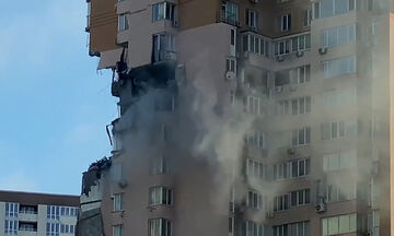 Πόλεμος στην Ουκρανία: Πύραυλος χτύπησε πολυκατοικία (vids)