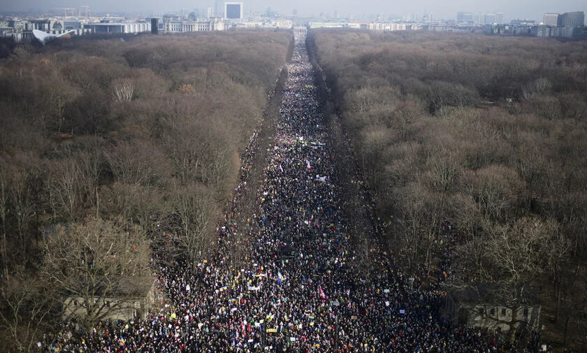 Βερολίνο: Πάνω 100.000 διαδηλωτές έξω από την Ρωσική Πρεσβεία (vid)!