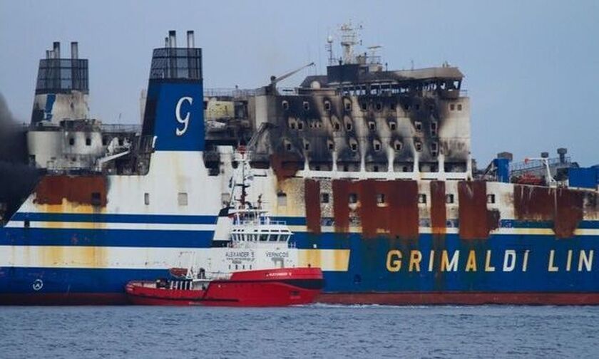  Αναζωπυρώθηκε η φωτιά στο Euroferry Olympia