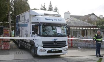 Δουβλίνο: Φορτηγό έπεσε στις πύλες της ρωσικής πρεσβείας (vid)