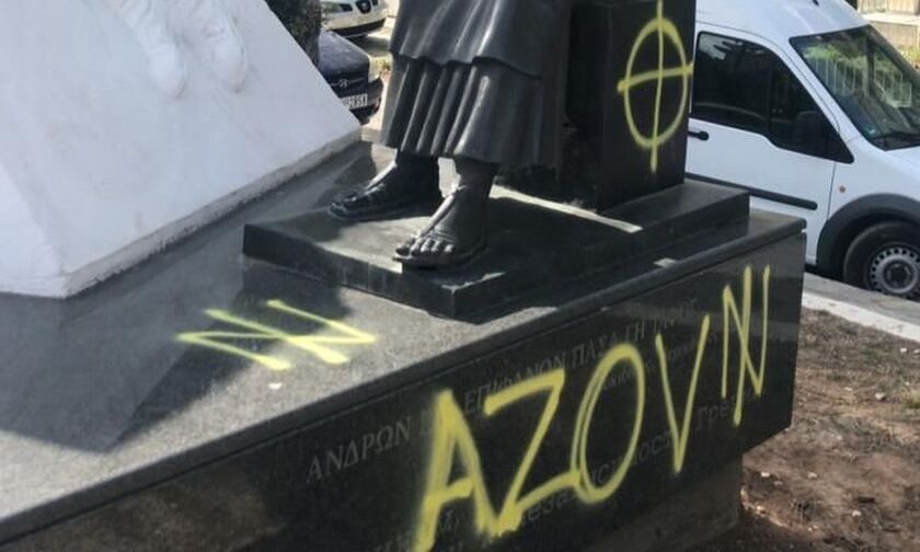Καλλιθέα: Βεβήλωση σοβιετικού μνημείου με τη λέξη «Αζόφ» και φασιστικό σύμβολο (pics)