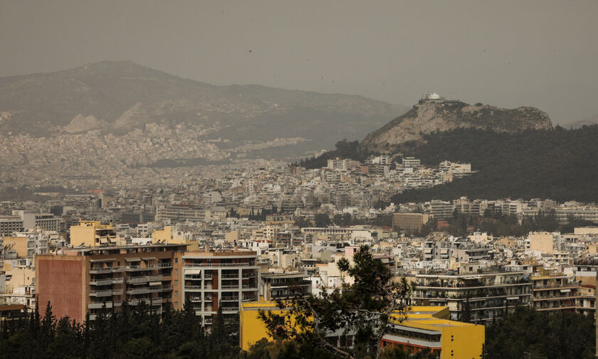 Καιρός: Ισχυροί άνεμοι και αφρικανική σκόνη στην Αττική