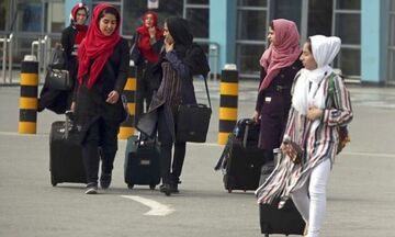 Ταλιμπάν: Μόνο με συνοδεία άνδρα τα αεροπορικά ταξίδια για τις γυναίκες