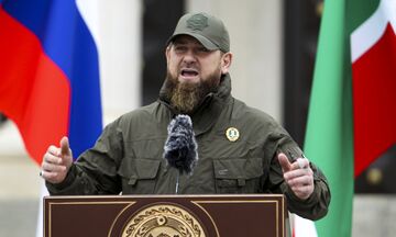 Πόλεμος στην Ουκρανία: Ο Καντίροφ ύψωσε τη σημαία της Τσετσενίας στη Μαριούπολη (vid)