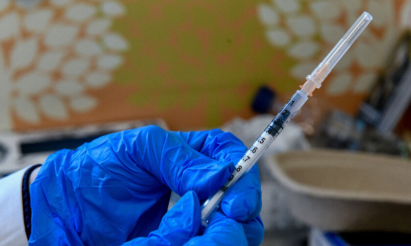 Εμβόλιο: Ποιοι και πότε θα χρειαστούν τέταρτη δόση