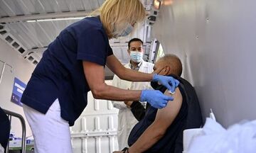 Τζανάκης: «Πιθανή η τέταρτη δόση εμβολίου - Αναμένεται αύξηση θανάτων την άλλη εβδομάδα»