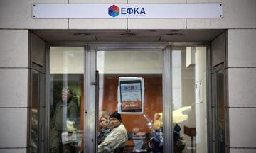 Πότε θα καταβληθούν οι συντάξεις και η «επιταγή ακρίβειας» των 200 ευρώ