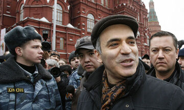 Η σύλληψη του διεθνούς φήμης σκακιστή, Γκάρι Κασπάροφ, στη Μόσχα