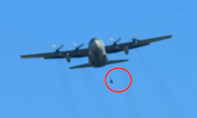 Παραλίγο τραγωδία με Έλληνα αλεξιπτωτιστή που κρεμόταν από C-130 (vid)