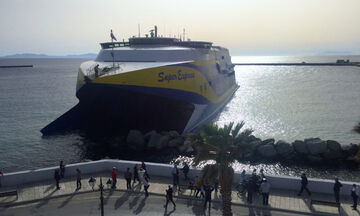 Τήνος: Πρόβλημα με το πλοίο Super Express στο λιμάνι