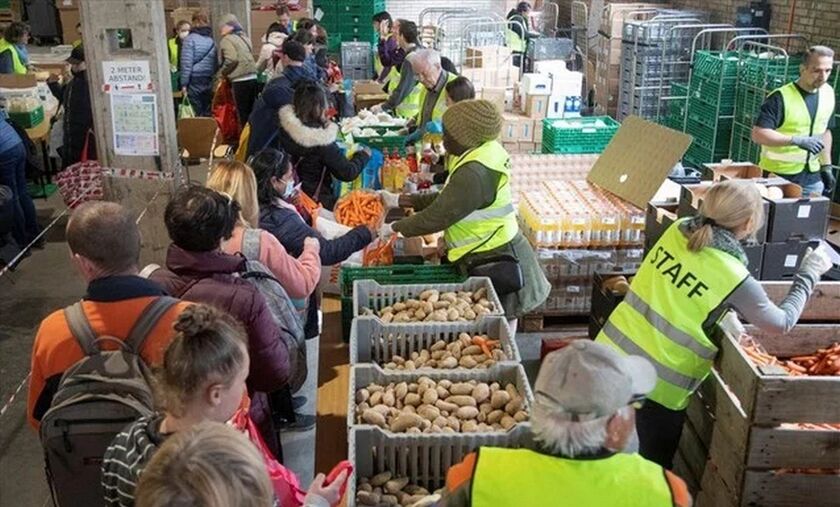 Ελβετία: Ουκρανοί πρόσφυγες σχηματίζουν ουρές για να παραλάβουν τρόφιμα