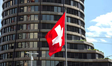 Πέφτει το τείχος του τραπεζικού απόρρητου στην Ελβετία
