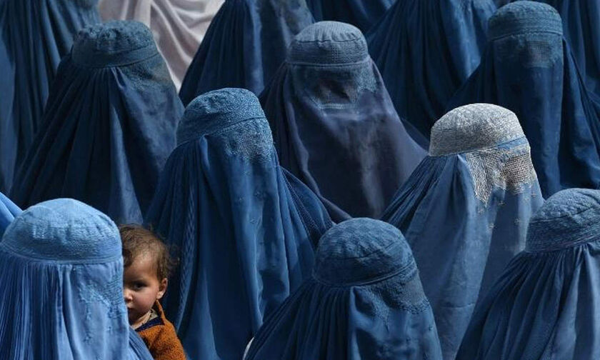 Ταλιμπάν: «Οι γυναίκες θα πρέπει να φορούν μπούρκα και να μη βγαίνουν από το σπίτι»