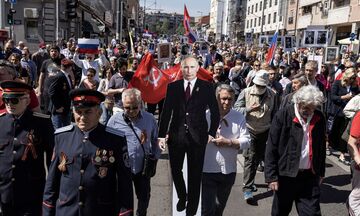 Σερβία: Η Μέρα της Νίκης γιορτάστηκε με εθνικό ύμνο Ρωσίας, πόστερ του Πούτιν και σοβιετικές σημαίες