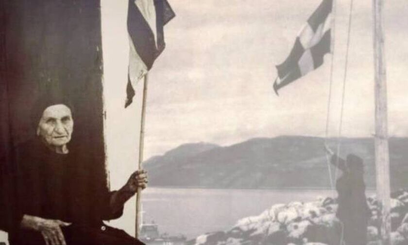 Η κυρά της Ρω: Η νησιώτισσα που ύψωνε την ελληνική σημαία για 40 χρόνια στο ερημονήσι του Αιγαίου