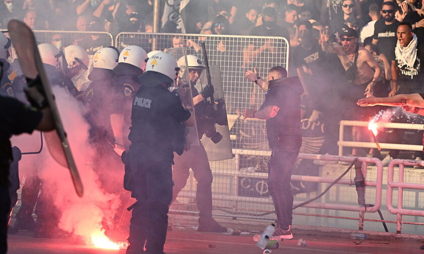 Παναθηναϊκός - ΠΑΟΚ: Εισβολή οπαδών στον αγωνιστικό χώρο! (vid)